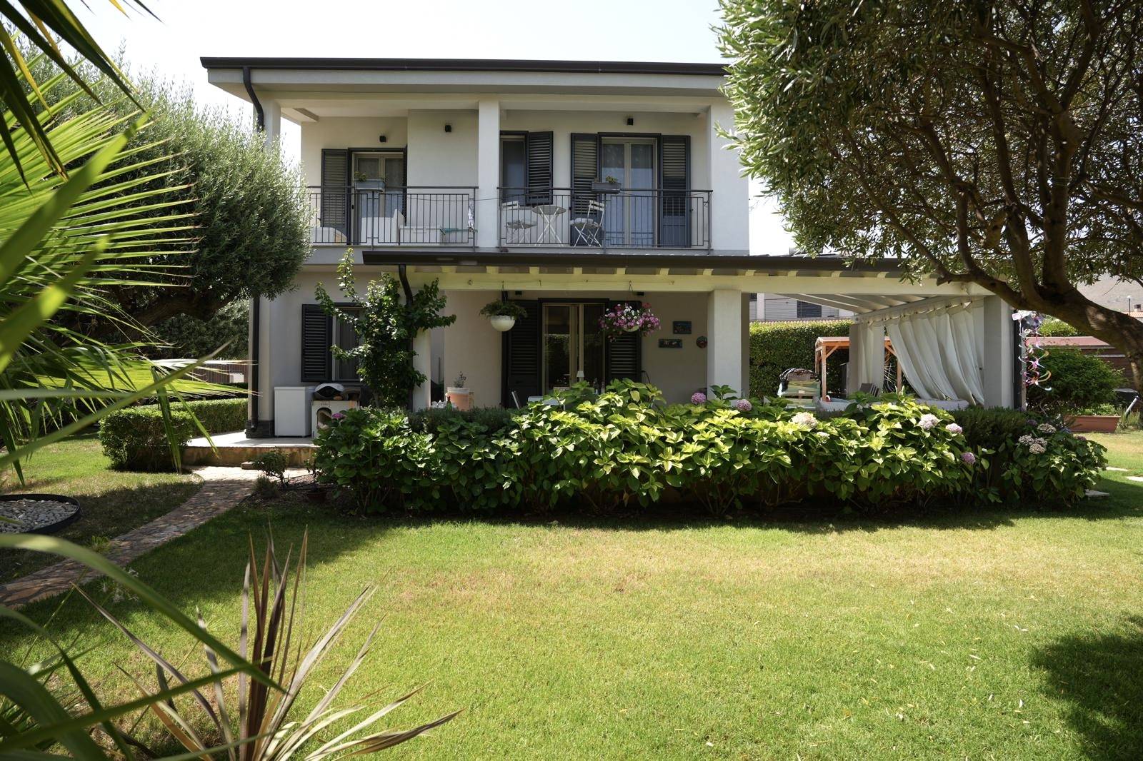 VILLA CON PISCINA ALTAVILLA MILICIA